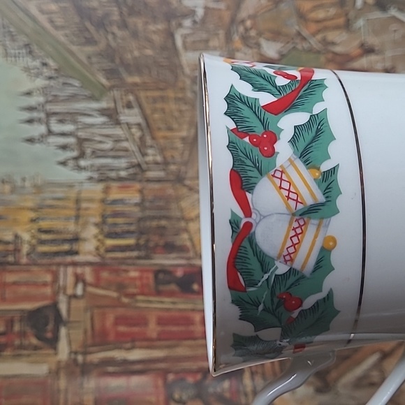 ROYAL MAJESTIC FINE CHINA 'CHRISTMAS EVE' TEA CUPS SET OF 4 - Picture 3 of 7